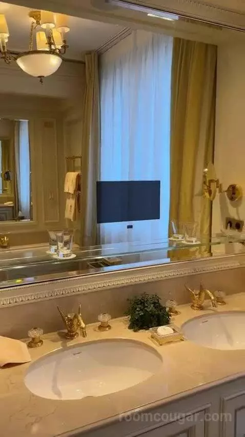 Suite bathroom picture #3