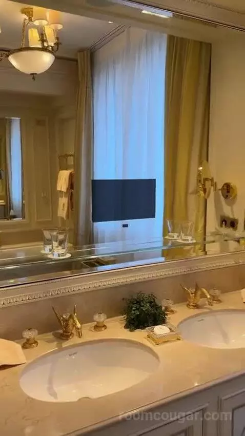 Suite bathroom picture #4