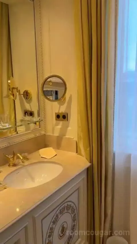 Suite bathroom picture #5
