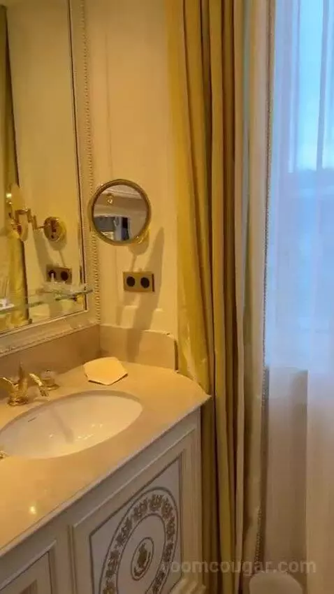 Suite bathroom picture #6