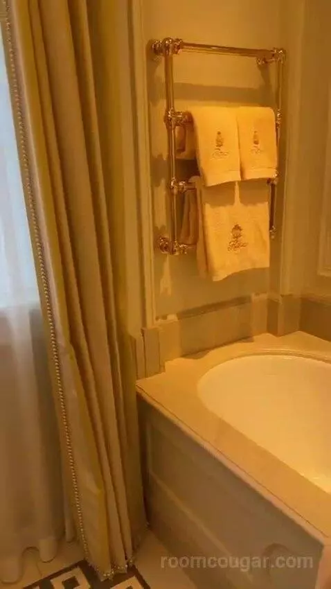 Suite bathroom picture #7