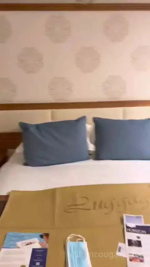 Suite bed picture #8