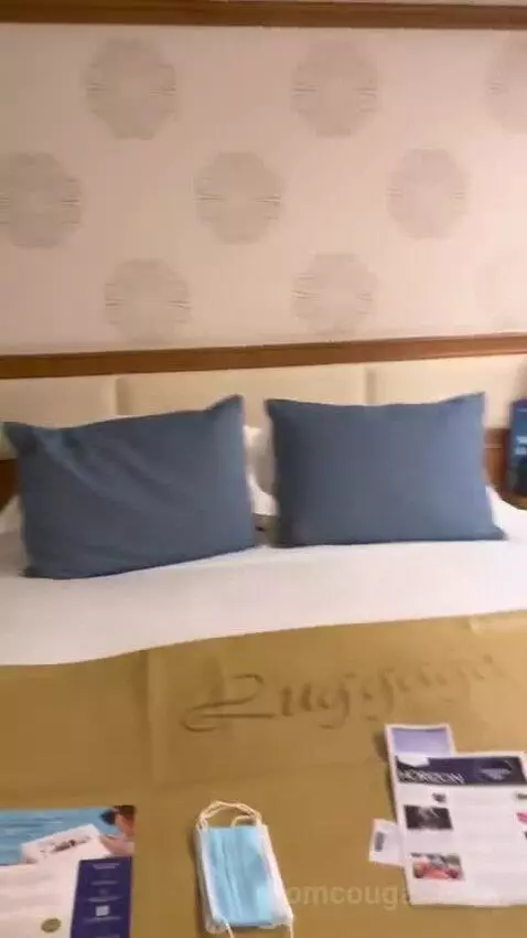 Suite bed picture #9