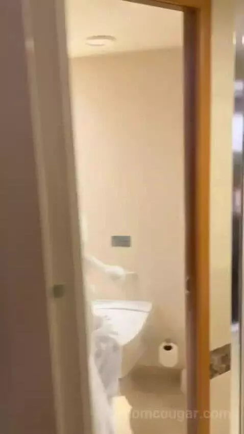 Suite bathroom picture #2