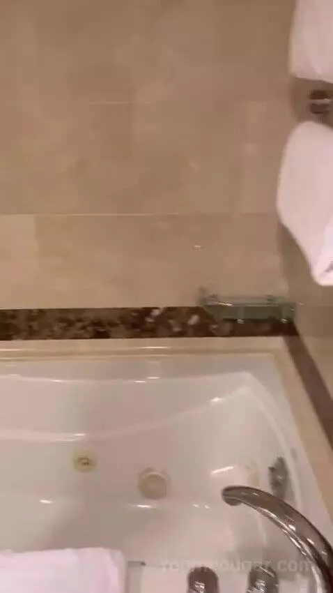 Suite bathroom picture #6