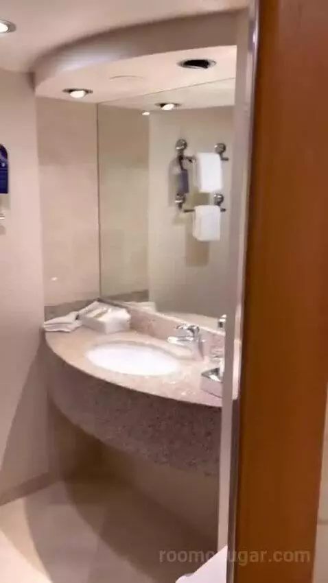 Suite bathroom picture #7