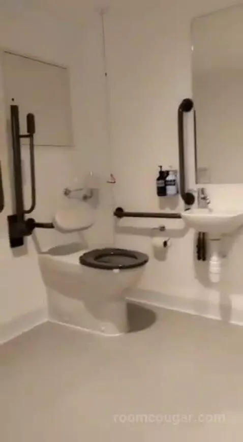 Queen Room bathroom picture #5