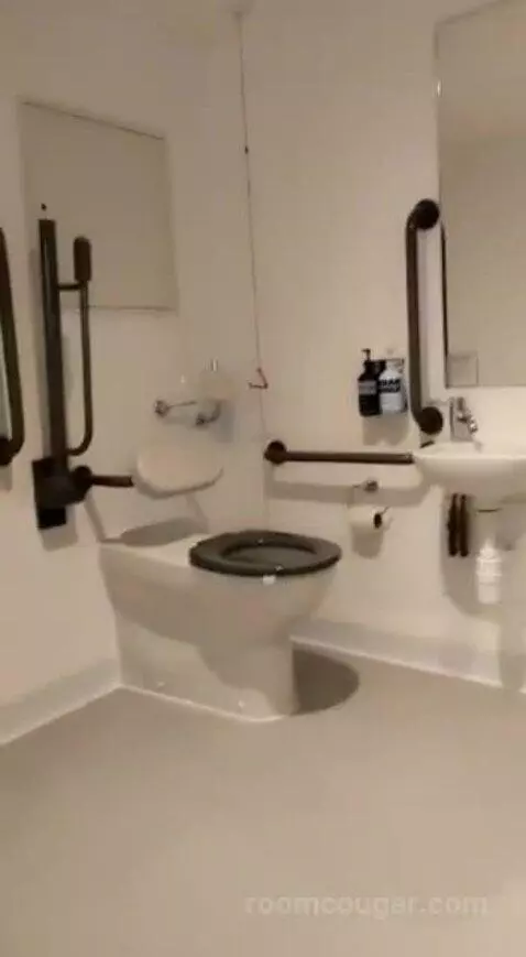 Queen Room bathroom picture #6