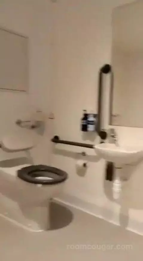 Queen Room bathroom picture #7