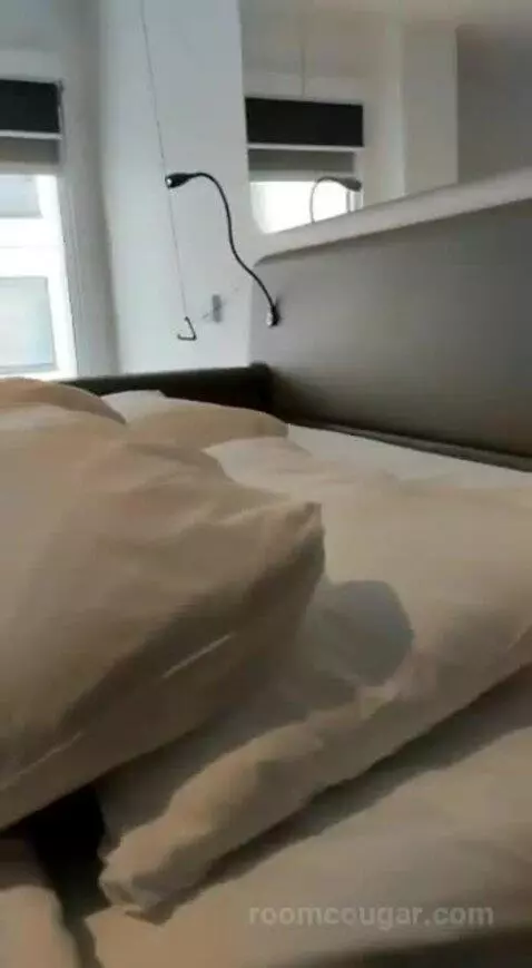 Queen Room bed picture #8