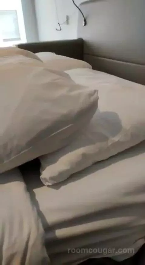 Queen Room bed picture #10