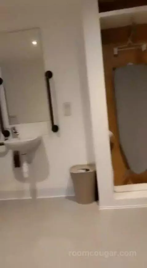 Queen Room bathroom picture #2