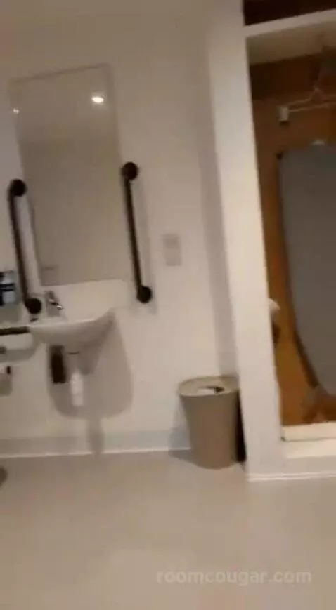 Queen Room bathroom picture #3