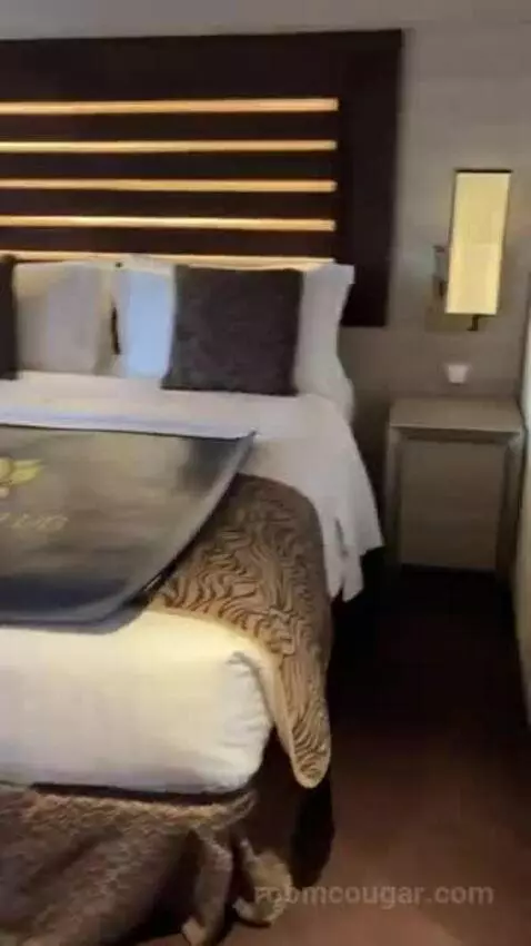 Balcony Cabin (Yacht club) bed picture #4