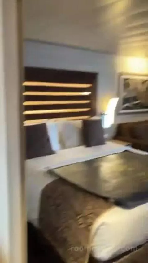 Balcony Cabin (Yacht club) bed picture #5