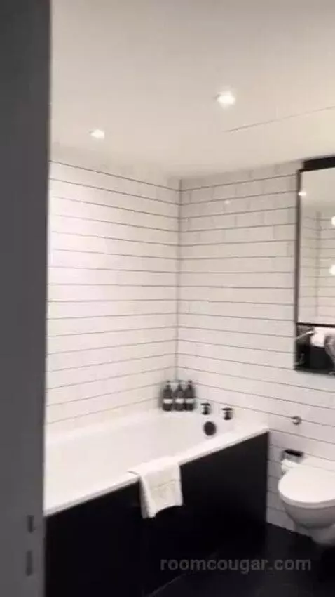 Deluxe King Room bathroom picture #8