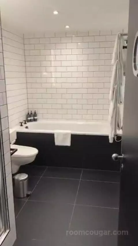 King Room bathroom picture #3