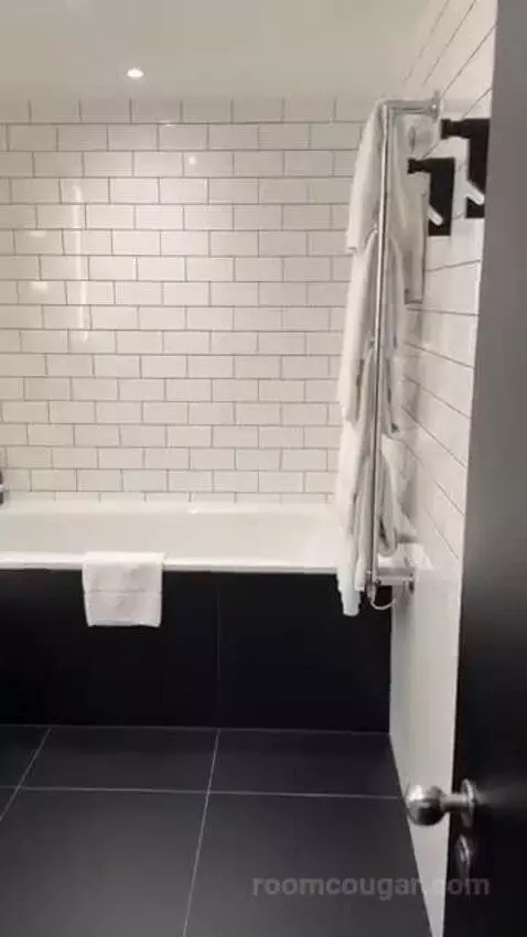 King Room bathroom picture #4