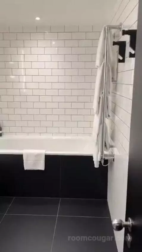 King Room bathroom picture #5