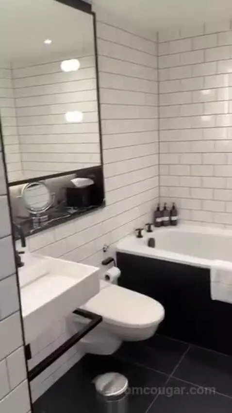 King Room bathroom picture #7