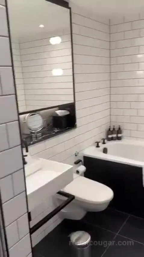 King Room bathroom picture #8