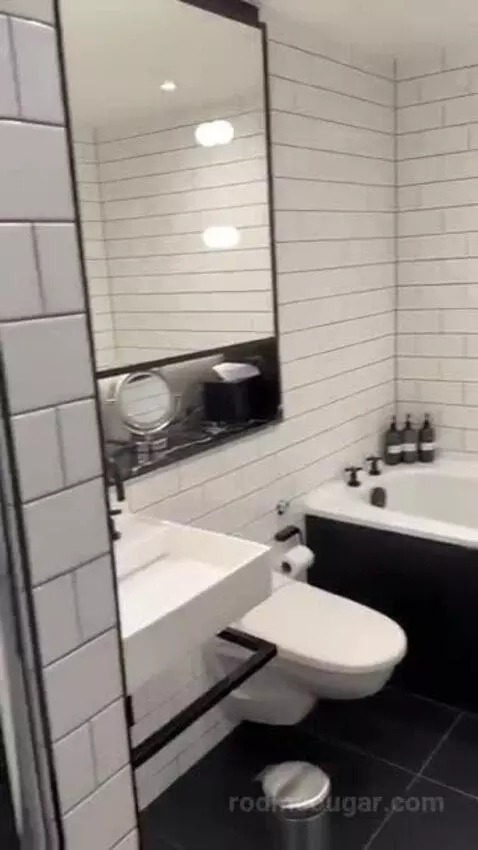 King Room bathroom picture #9
