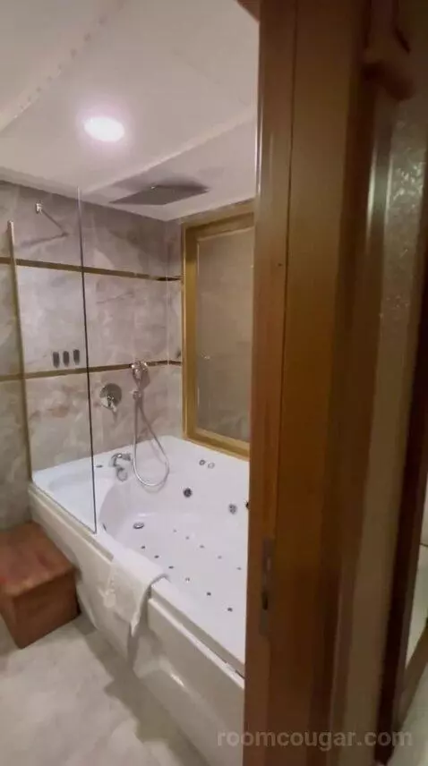 Standard Room with Jetted Tub bathroom picture #2