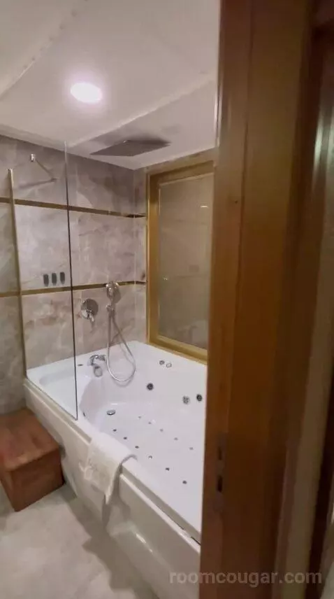 Standard Room with Jetted Tub bathroom picture #3