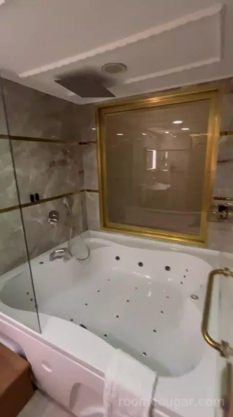 Family Suite with Jetted Tub bathroom picture #4