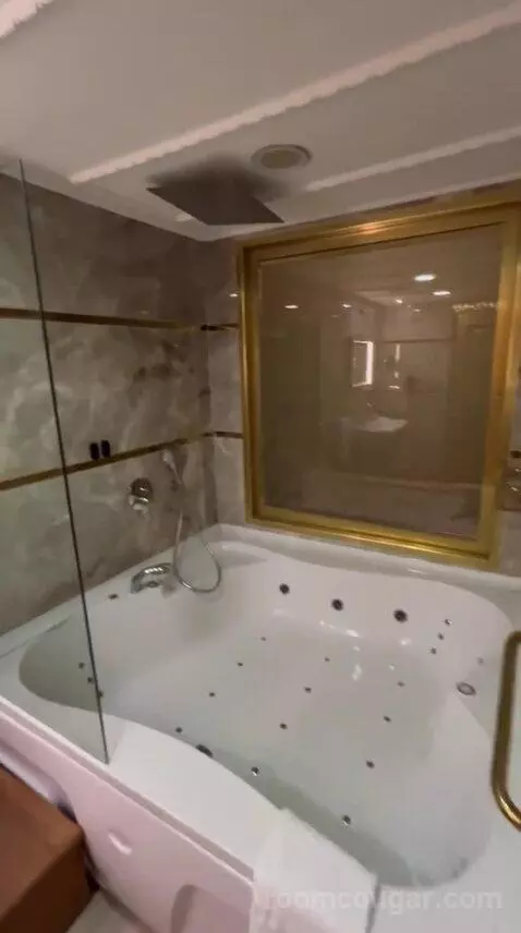 Family Suite with Jetted Tub bathroom picture #5