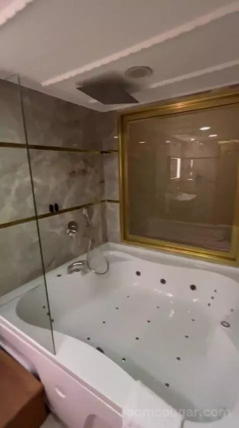 Family Suite with Jetted Tub bathroom picture #6