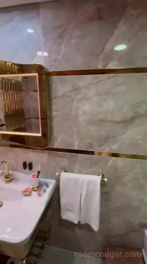 Family Suite with Jetted Tub bathroom picture #9