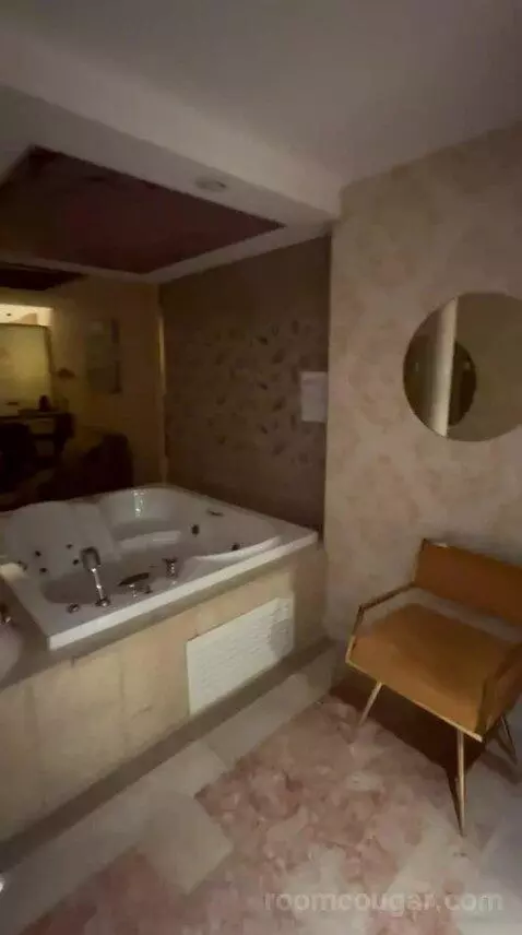 Duplex Suite with Jetted Tub - Basement Floor bathroom picture #10