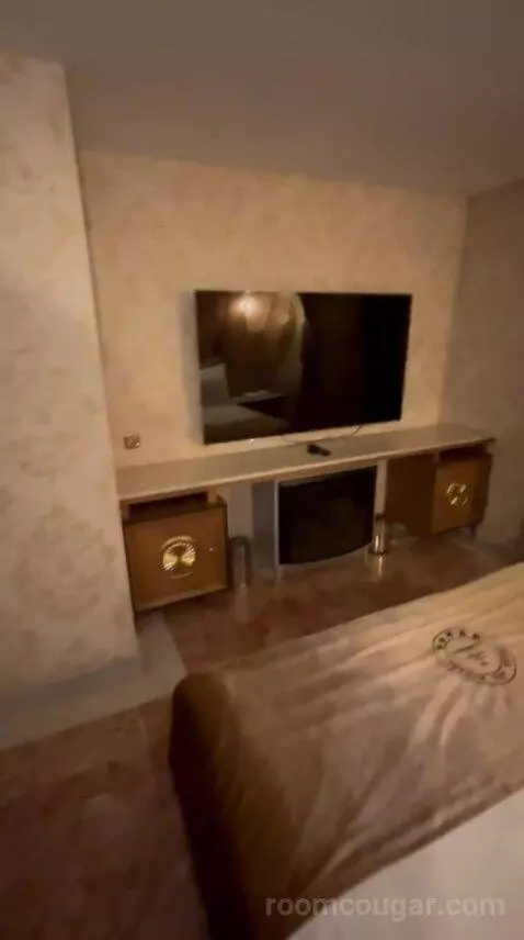 Duplex Suite with Jetted Tub - Basement Floor bed picture #7