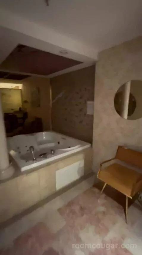 Slient Suite with Jet Pool - Basement Floor bathroom picture #9