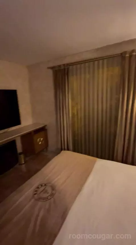 Slient Suite with Jet Pool - Basement Floor bed picture #6