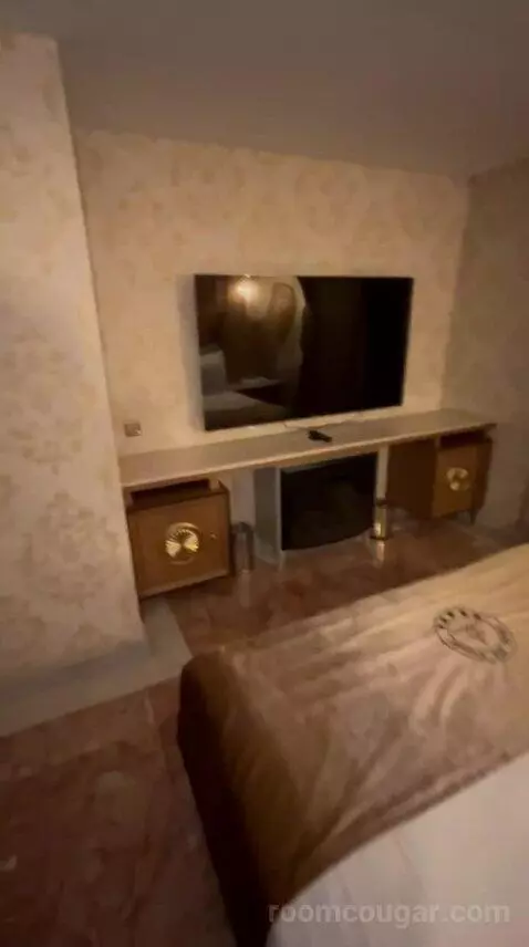 Slient Suite with Jet Pool - Basement Floor bed picture #8