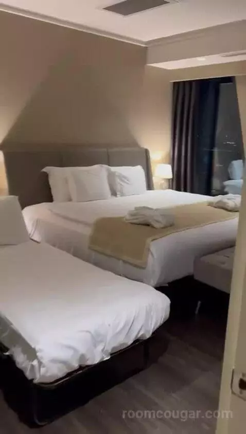 Suite bed picture #2