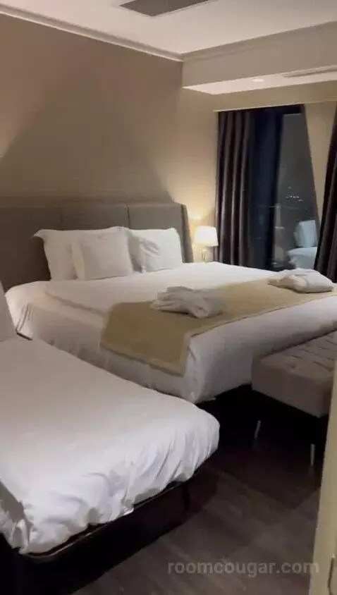 Suite bed picture #3