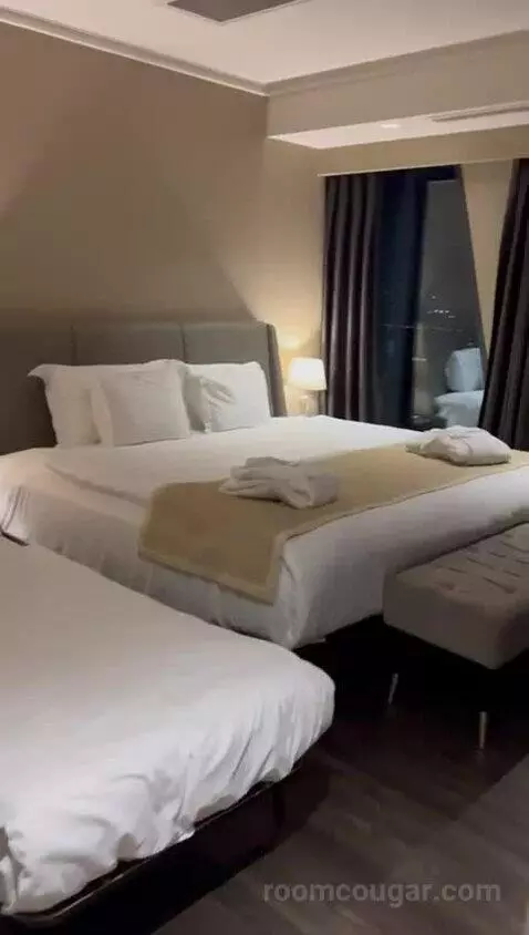 Suite bed picture #4
