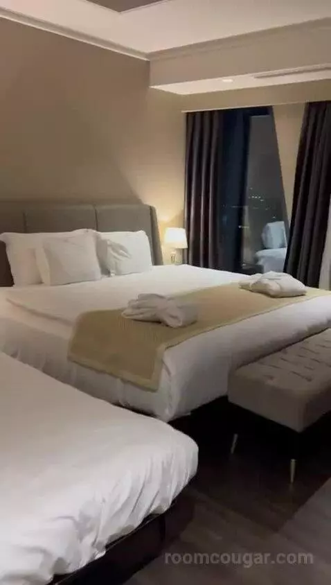 Suite bed picture #5