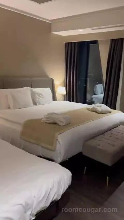 Suite bed picture #6