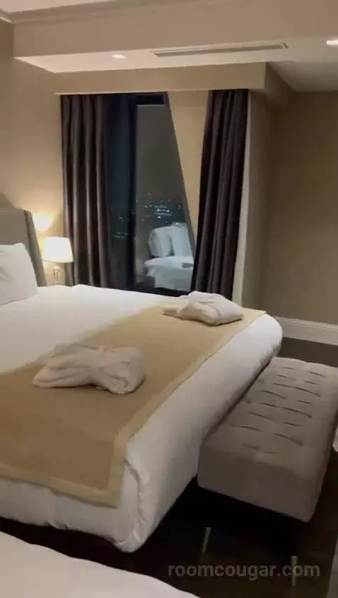Suite bed picture #8