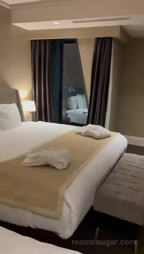 Suite bed picture #9