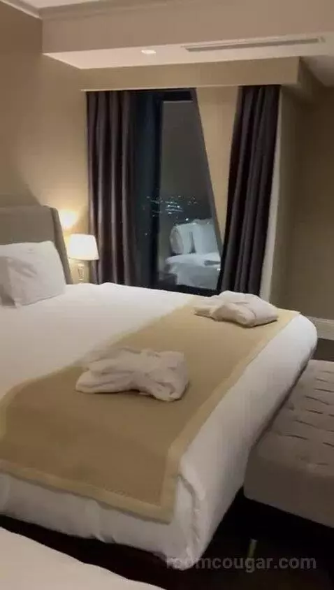 Suite bed picture #10