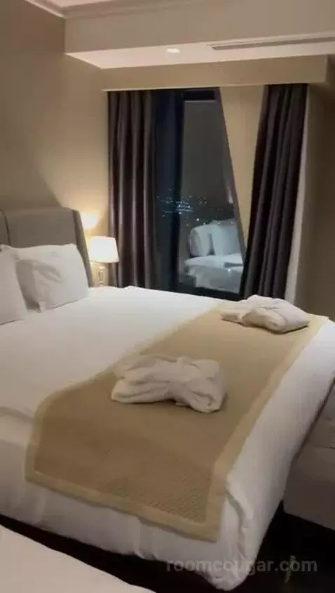 Suite bed picture #11