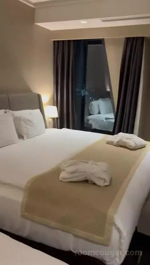 Suite bed picture #12