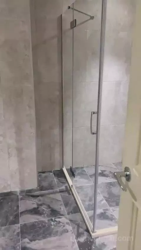 Suite bathroom picture #11