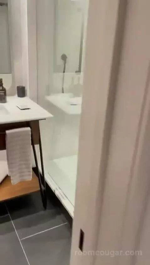 Modest Double bathroom picture #2