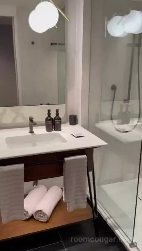 Modest Double bathroom picture #10
